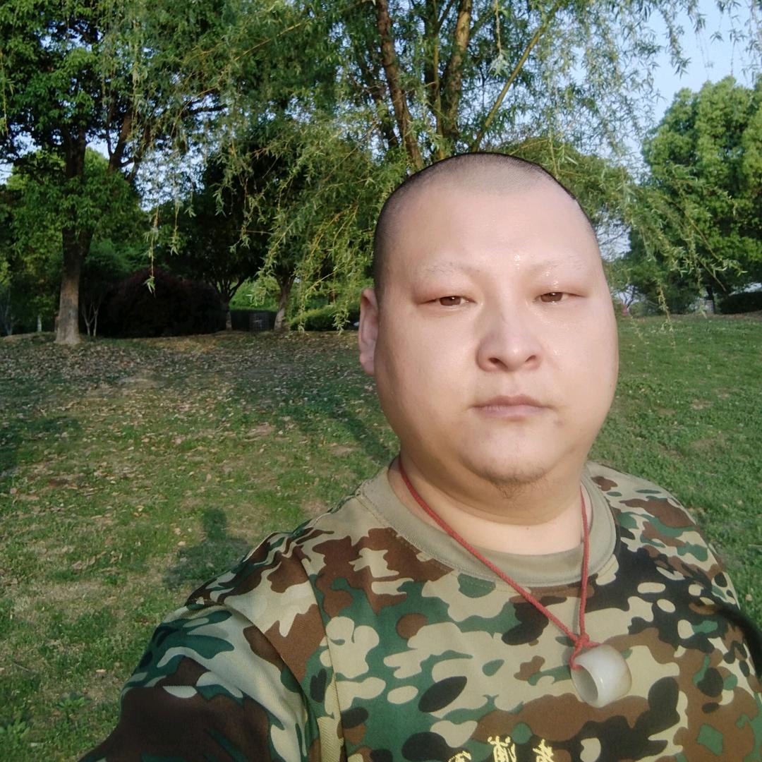 摆摊的呆萌大叔