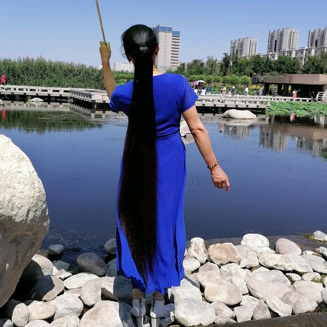 明月霞(长发飘飘)