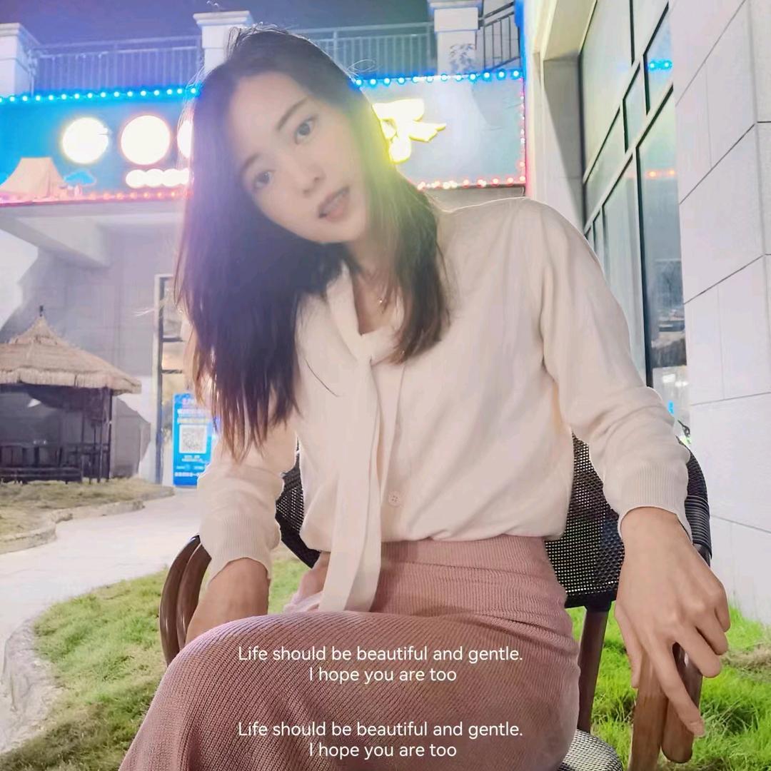 月光落在左手上