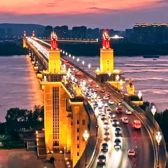 鸿彬