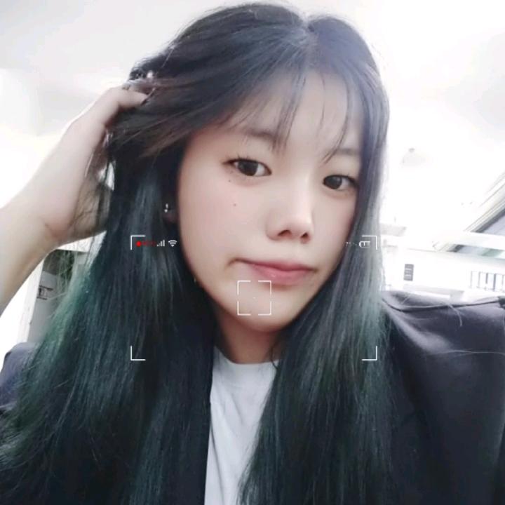 @余依
