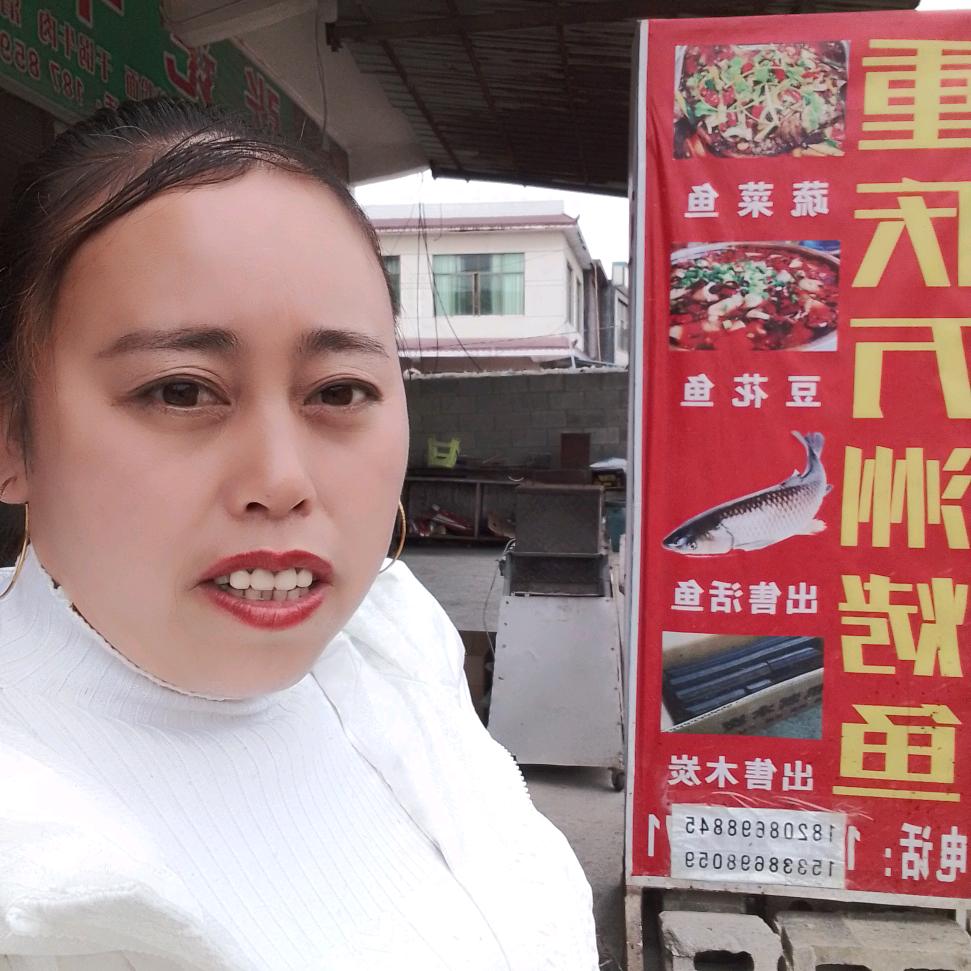 重庆万州烤鱼大山中学门口