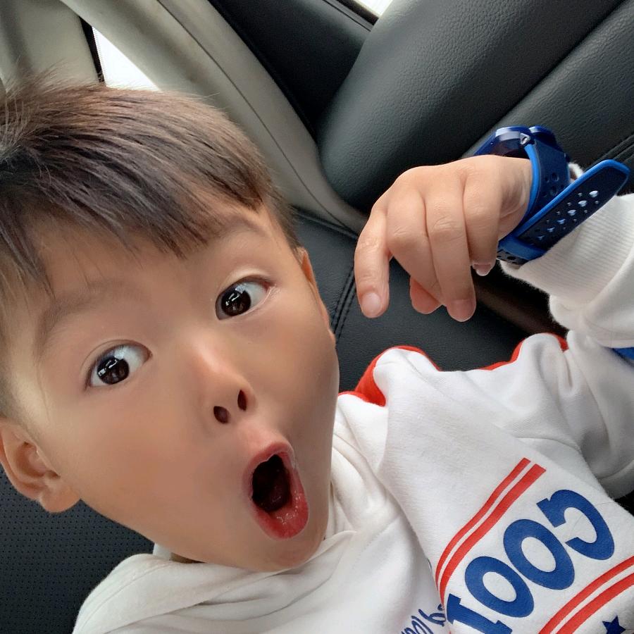 带孙子的黄奶奶