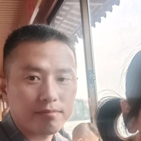 黑不溜秋的教练