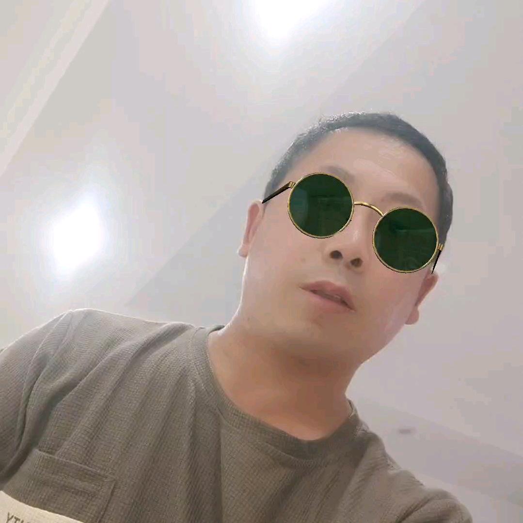 悬崖上的不老松