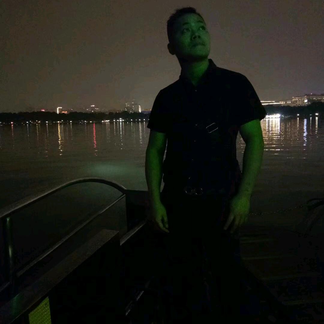 岩亮