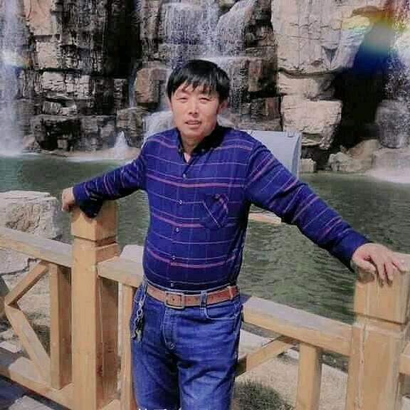 山沟里的放牛人