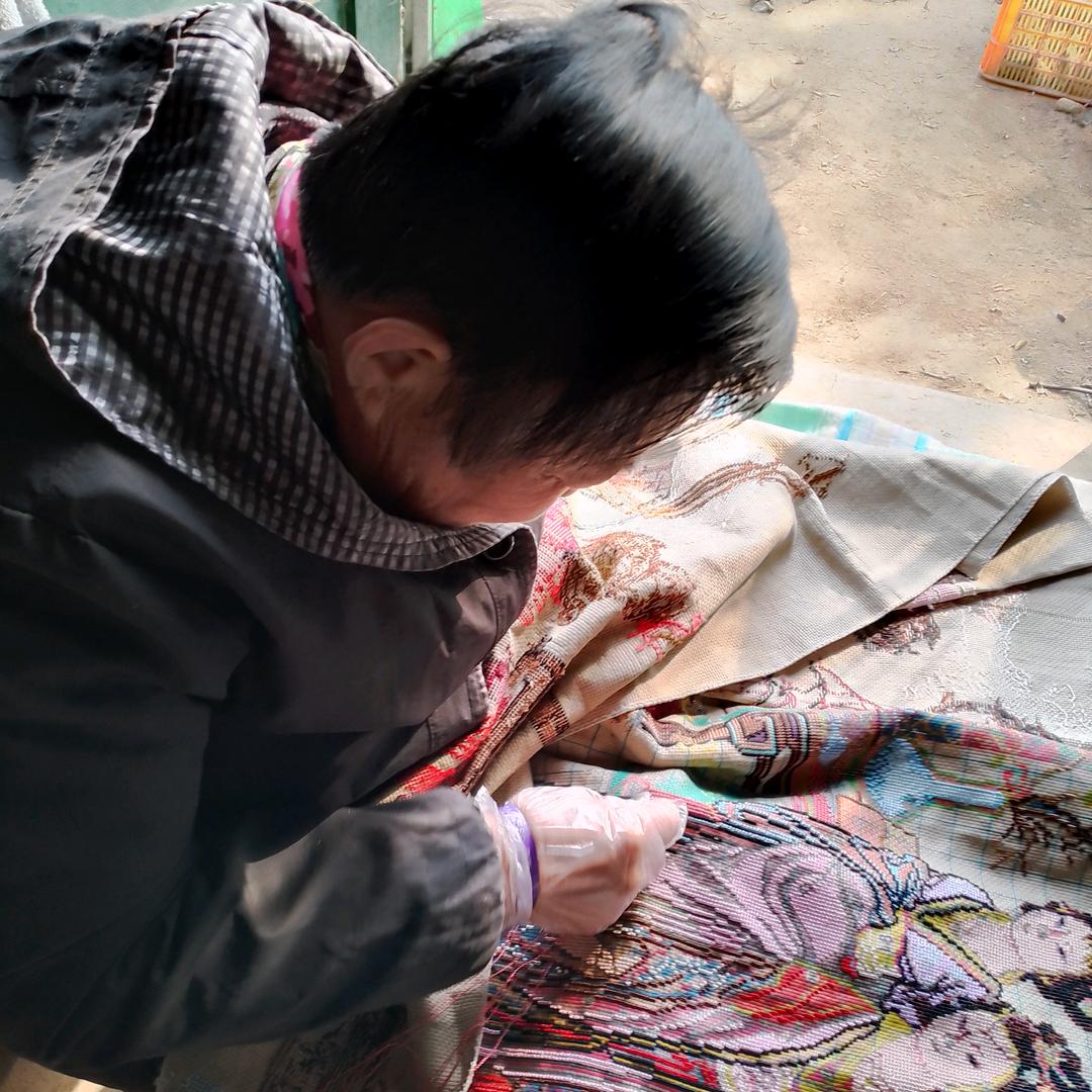 爱绣十字绣的田奶奶