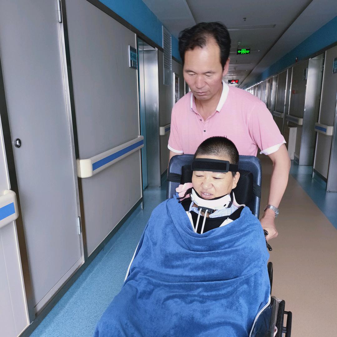 轮椅上的期盼