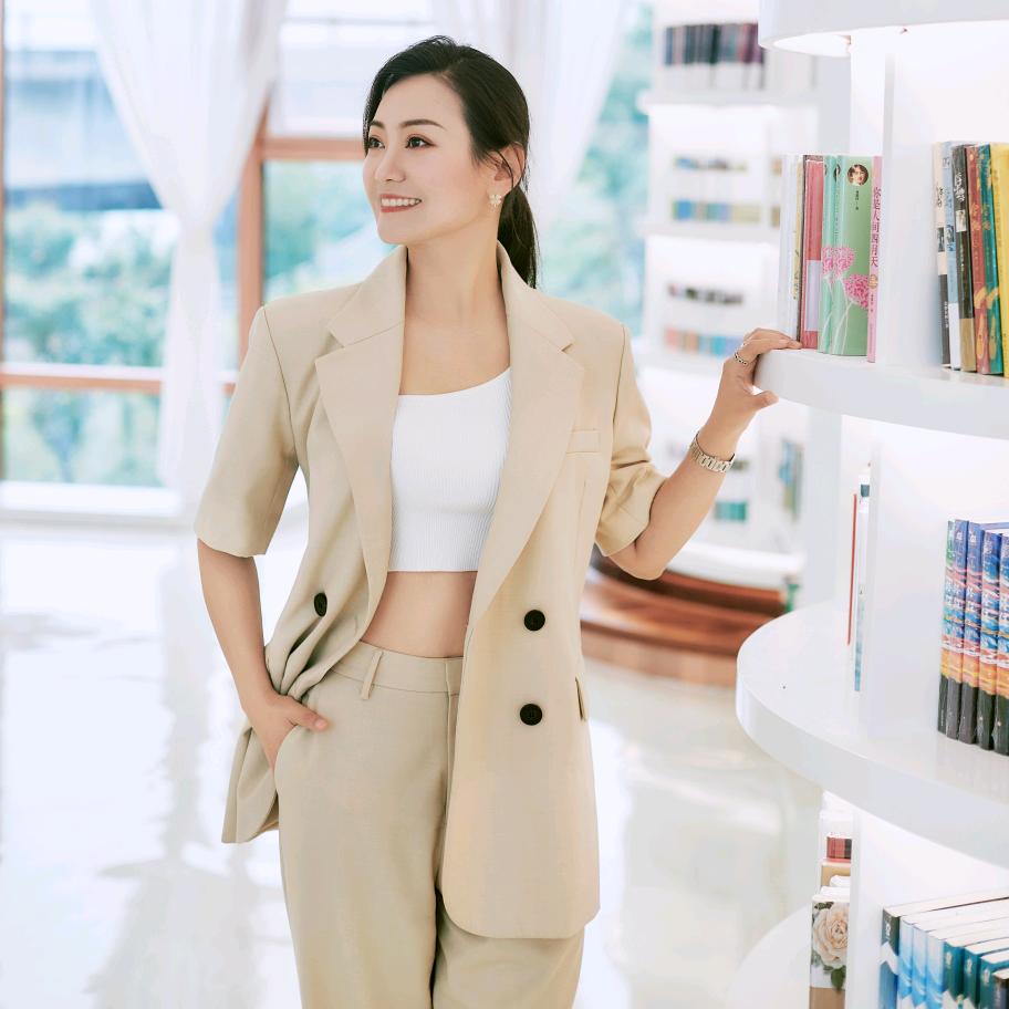 乐山今生缘文化酒店老板娘