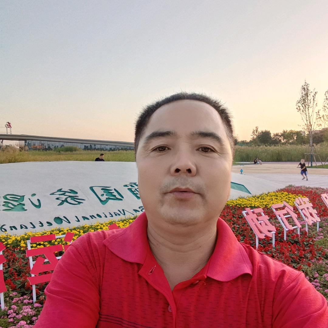 蓝天白云。