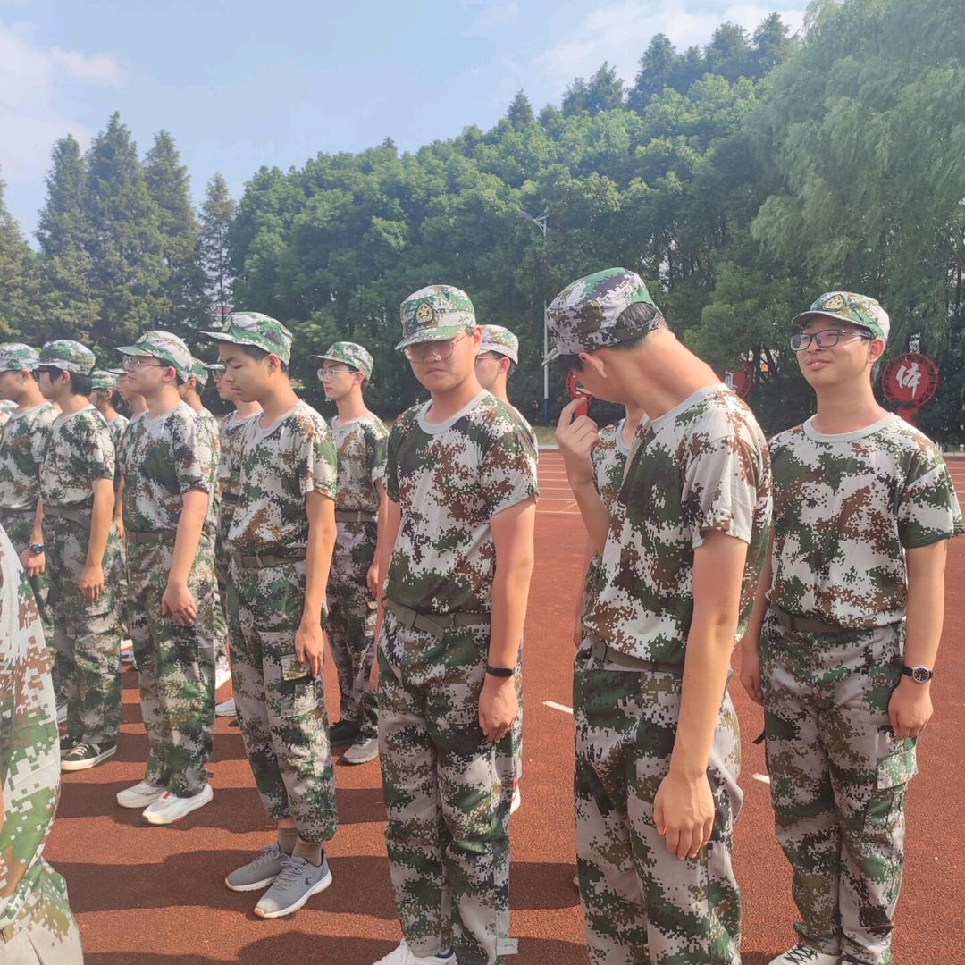 蜗居，专业吊顶隔墙，轻质砖隔墙～～