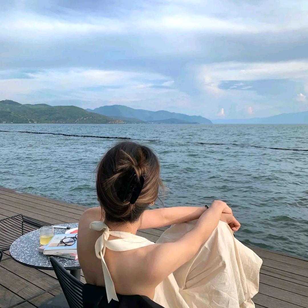 何必在忆