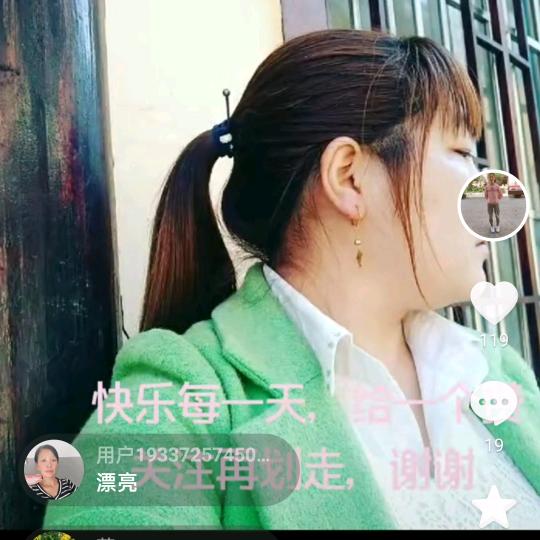 《难忘今宵》。