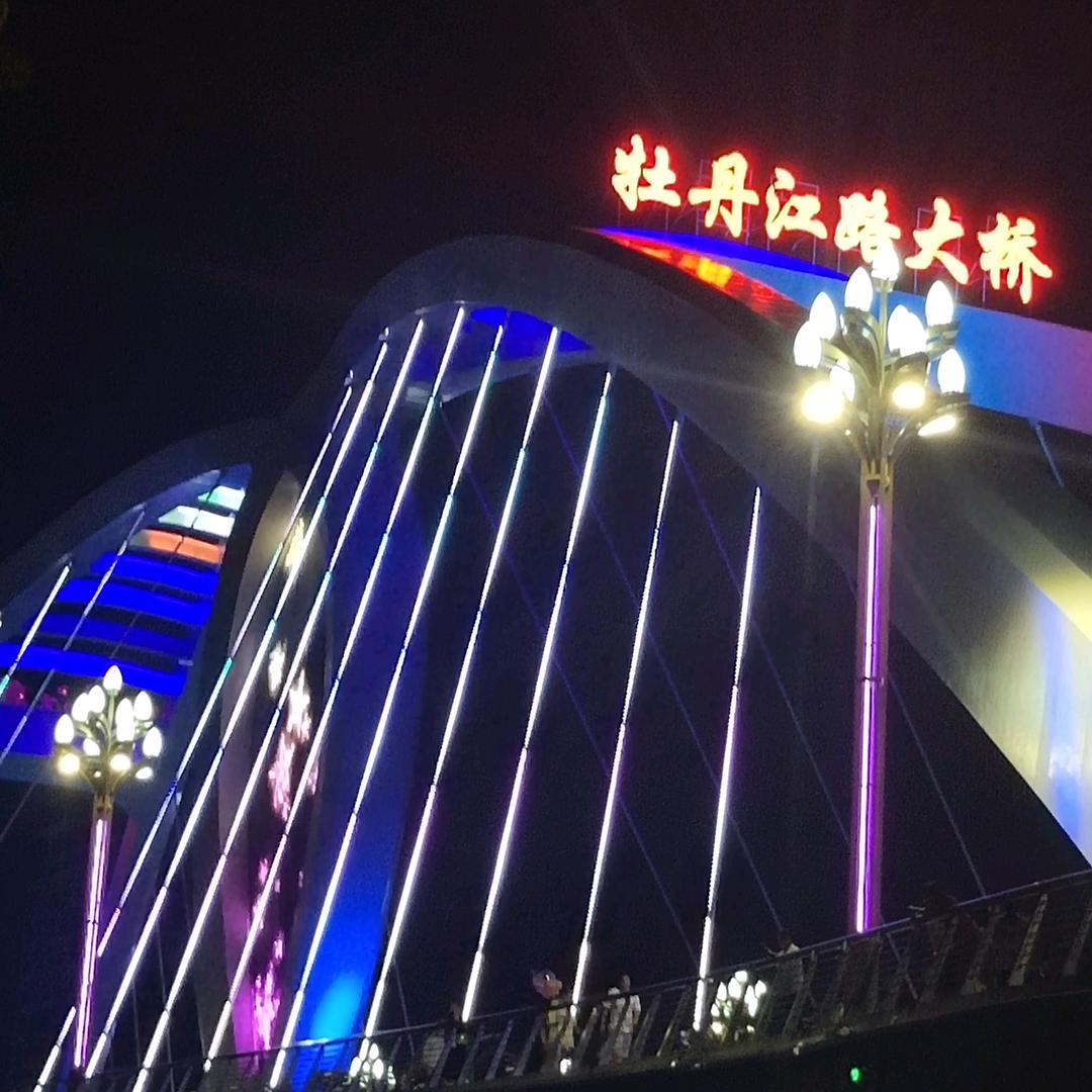 我姓梁、却量不出我们之间的距离