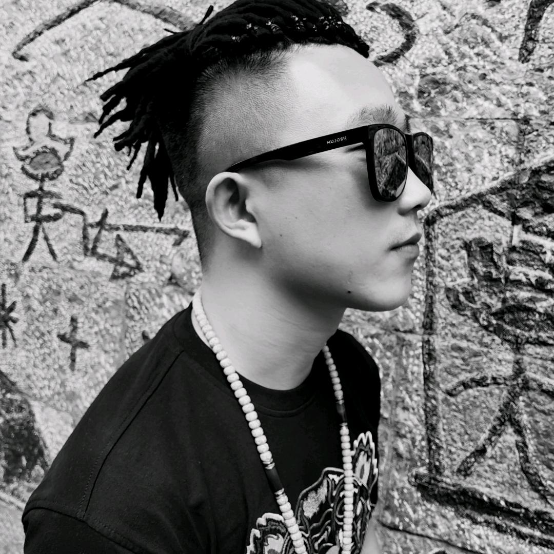 转角的胡同里有只猫笑吐了