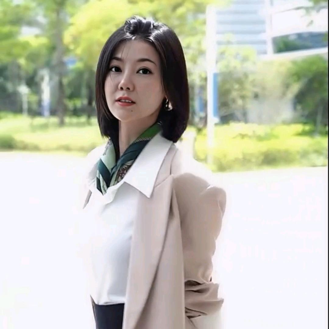 折扇戏君子，轻抿桃花酒