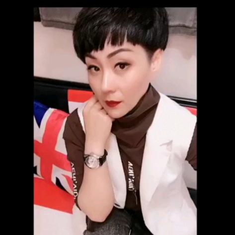 周微女装时尚穿搭