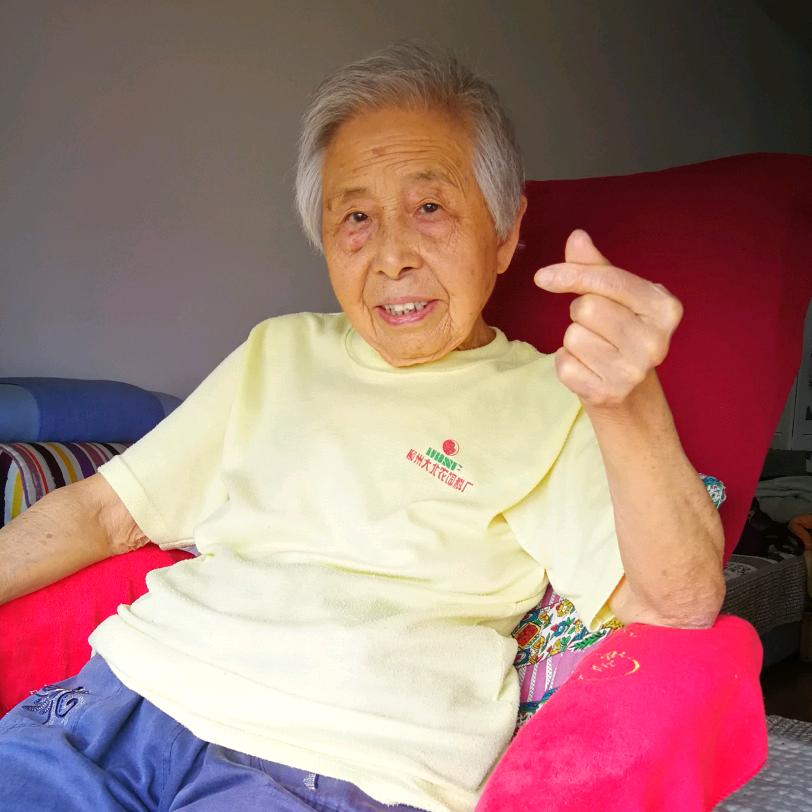 90后老太爱看直播