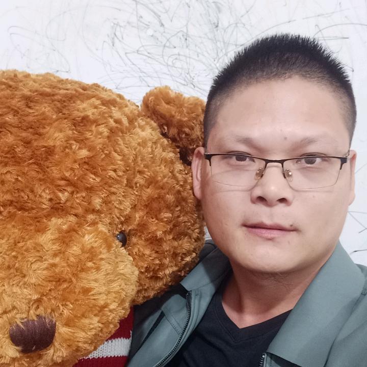 洪群 