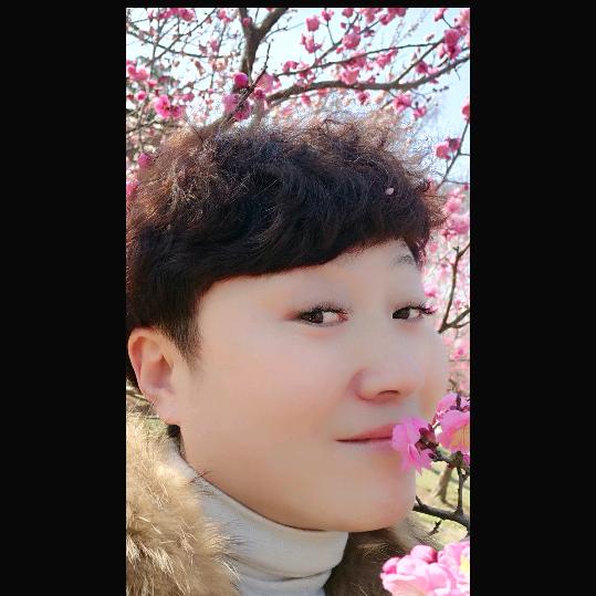 妩青