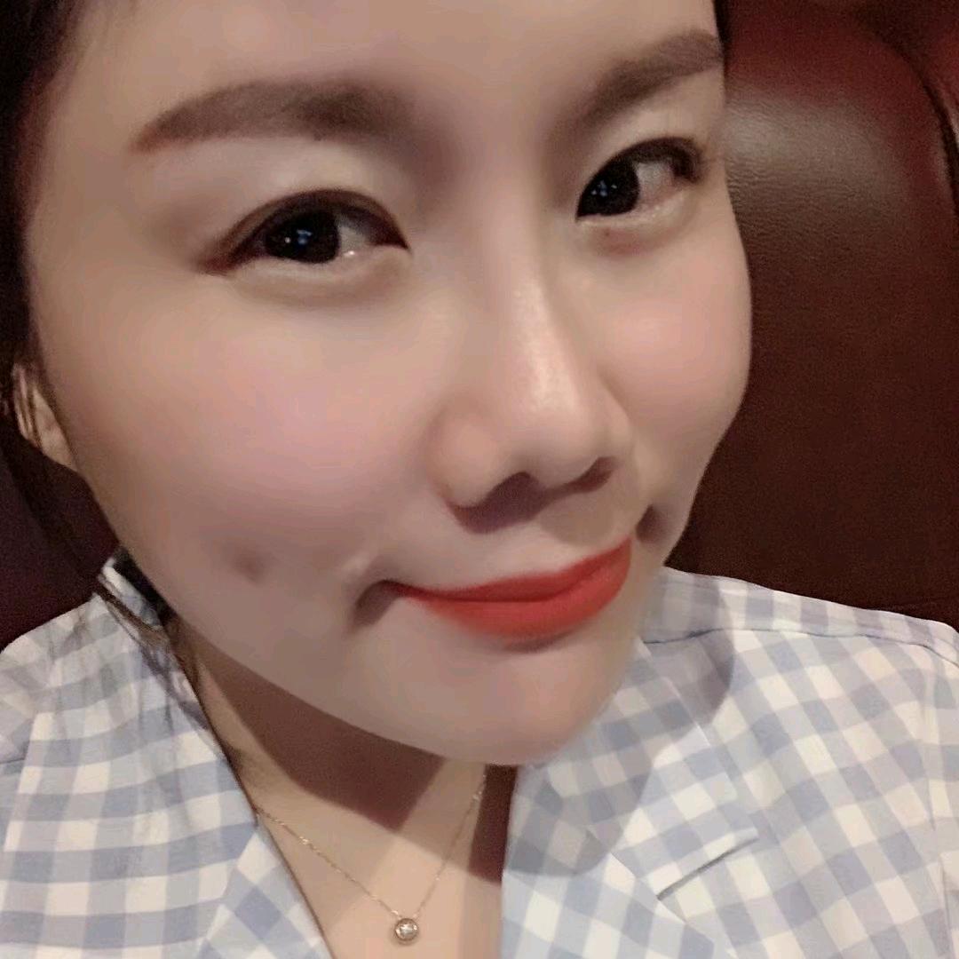 许君-卖公牛开关灯具的小姐姐