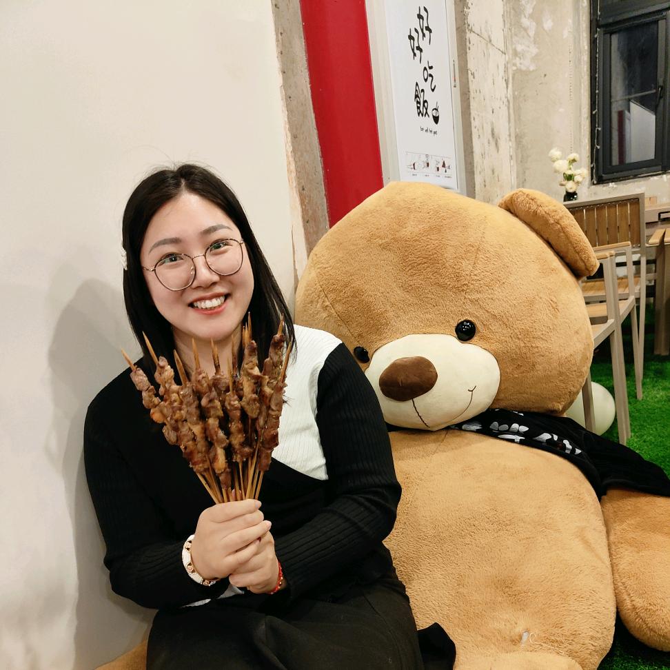 一只吃喝玩乐的🐒