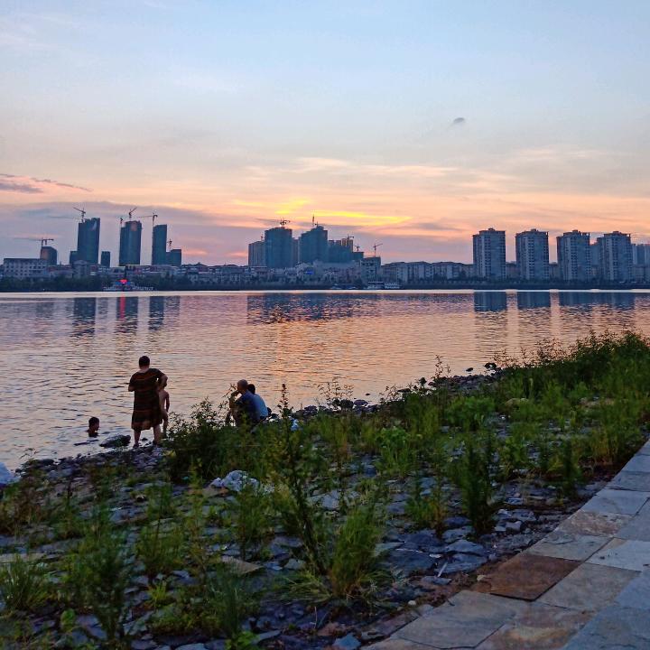 笑意明媚