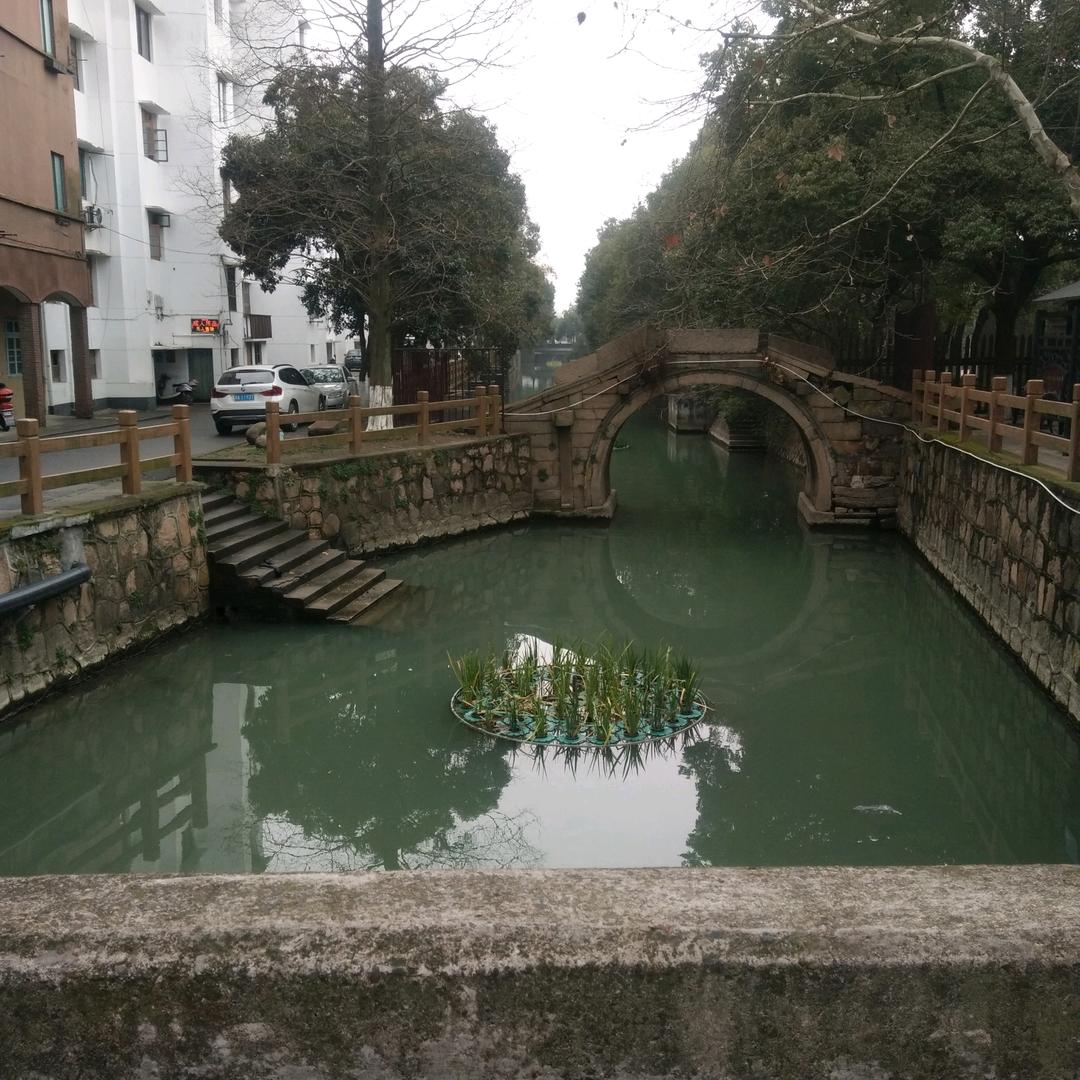 艾肤康润保健品店