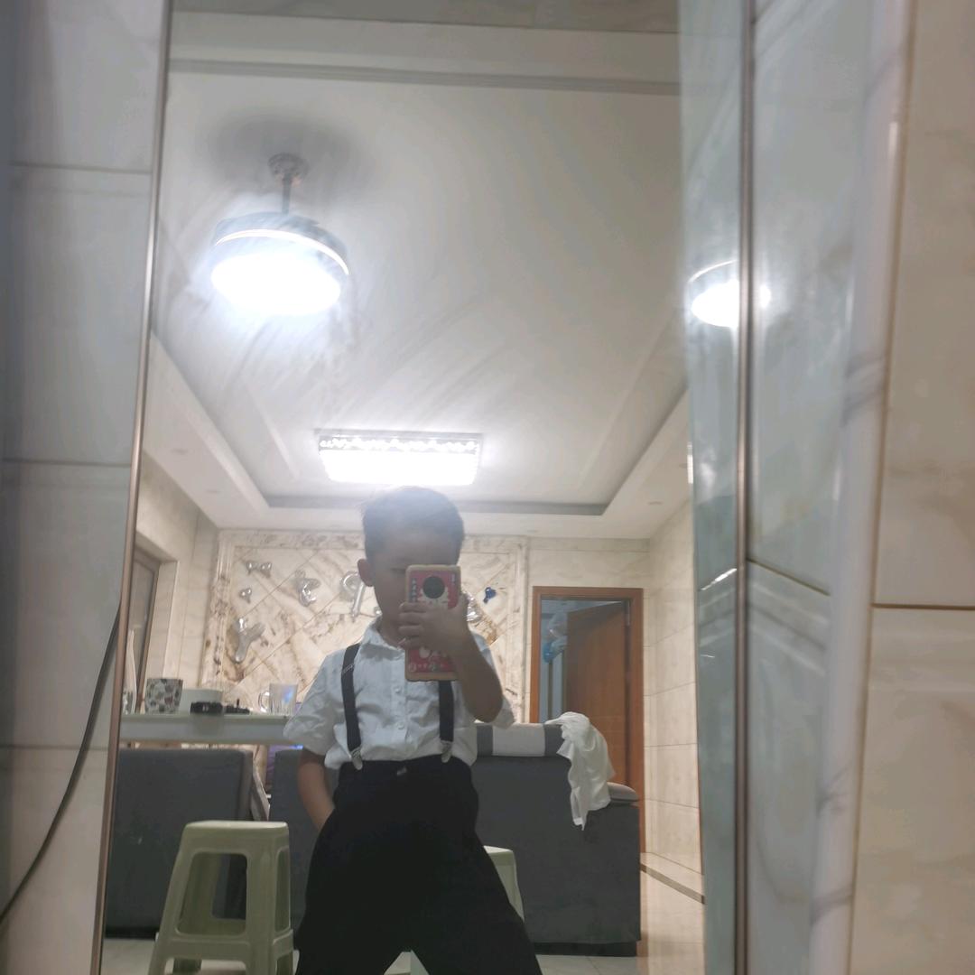 A  小姐姐爱爆炸头