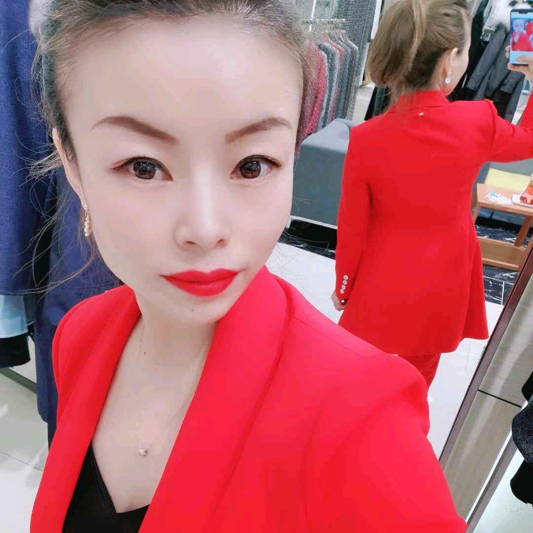 婉霞很美