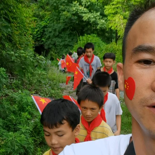 大山里的美术老师