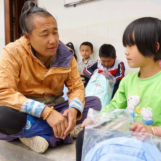 青苗公益发起人张小白与木雕