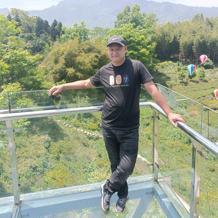 奋斗    开着半挂去旅行。