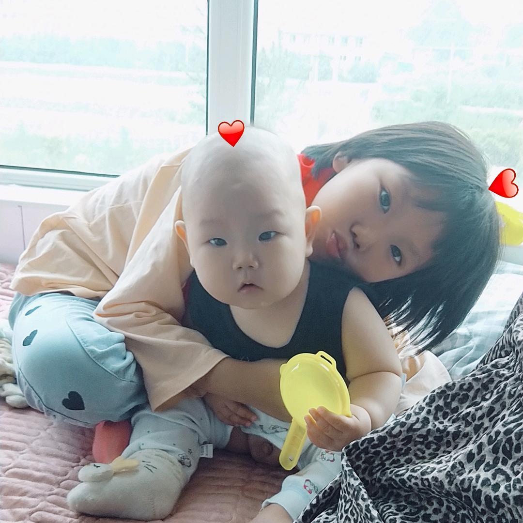 两个小怪兽的麻麻