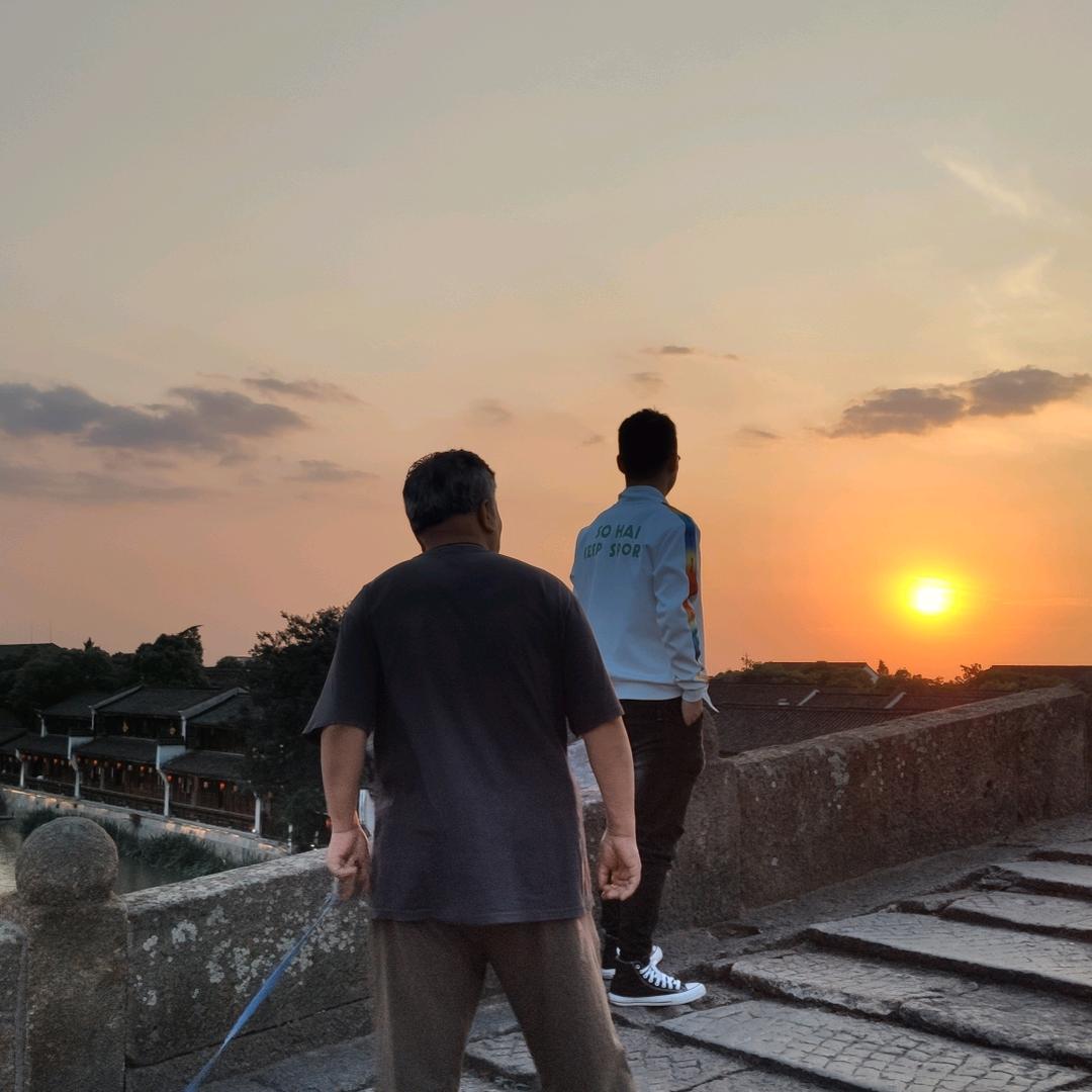 __没有背景丶只有背影