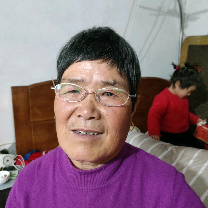 戴眼镜的云