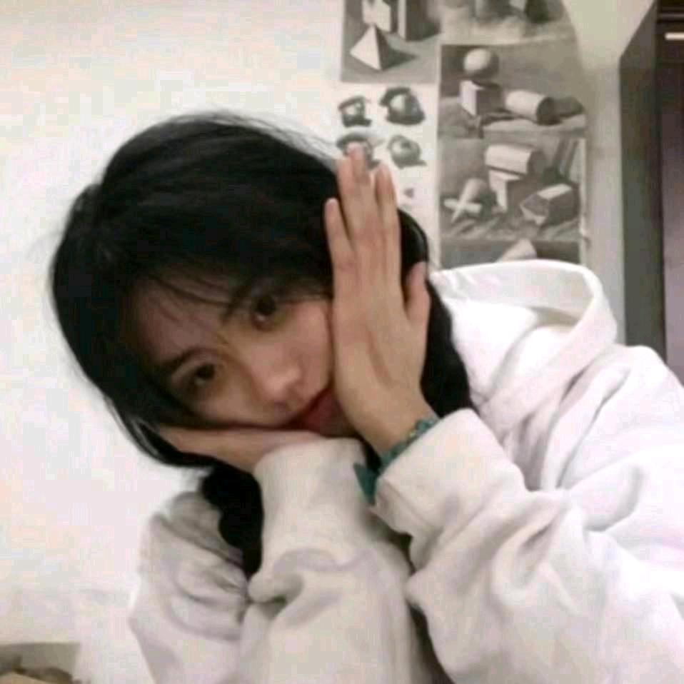 油头女孩🍇🍓🍎🍌🍊🍋🫐🥭