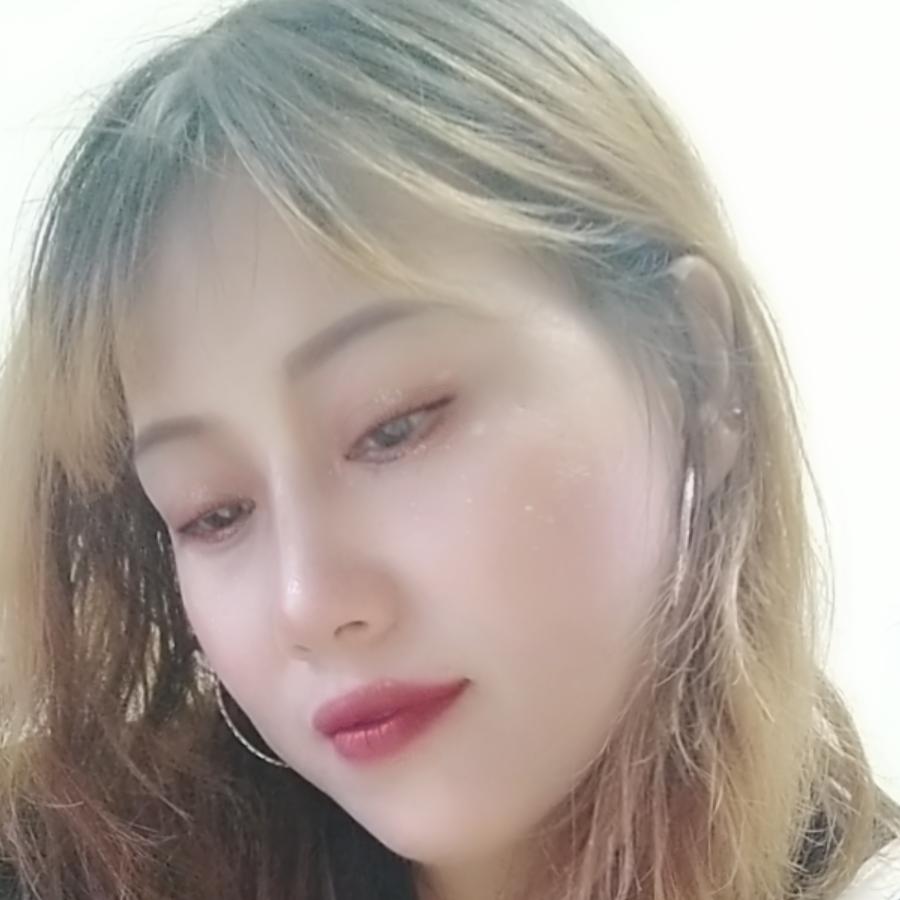 静静是PK一姐，每晚19点准时开播，
