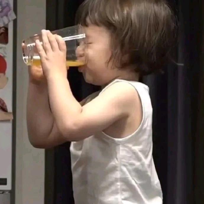 都坐下看我吐一杯