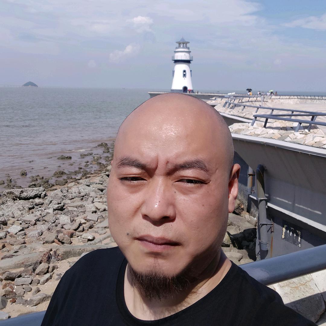 骑在墙头等红杏