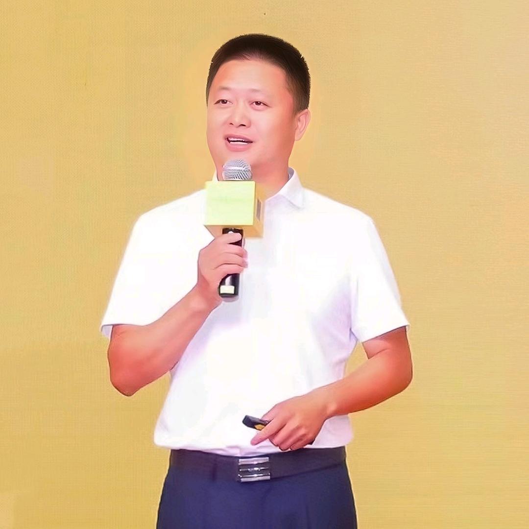边喝酒边养生的老闫