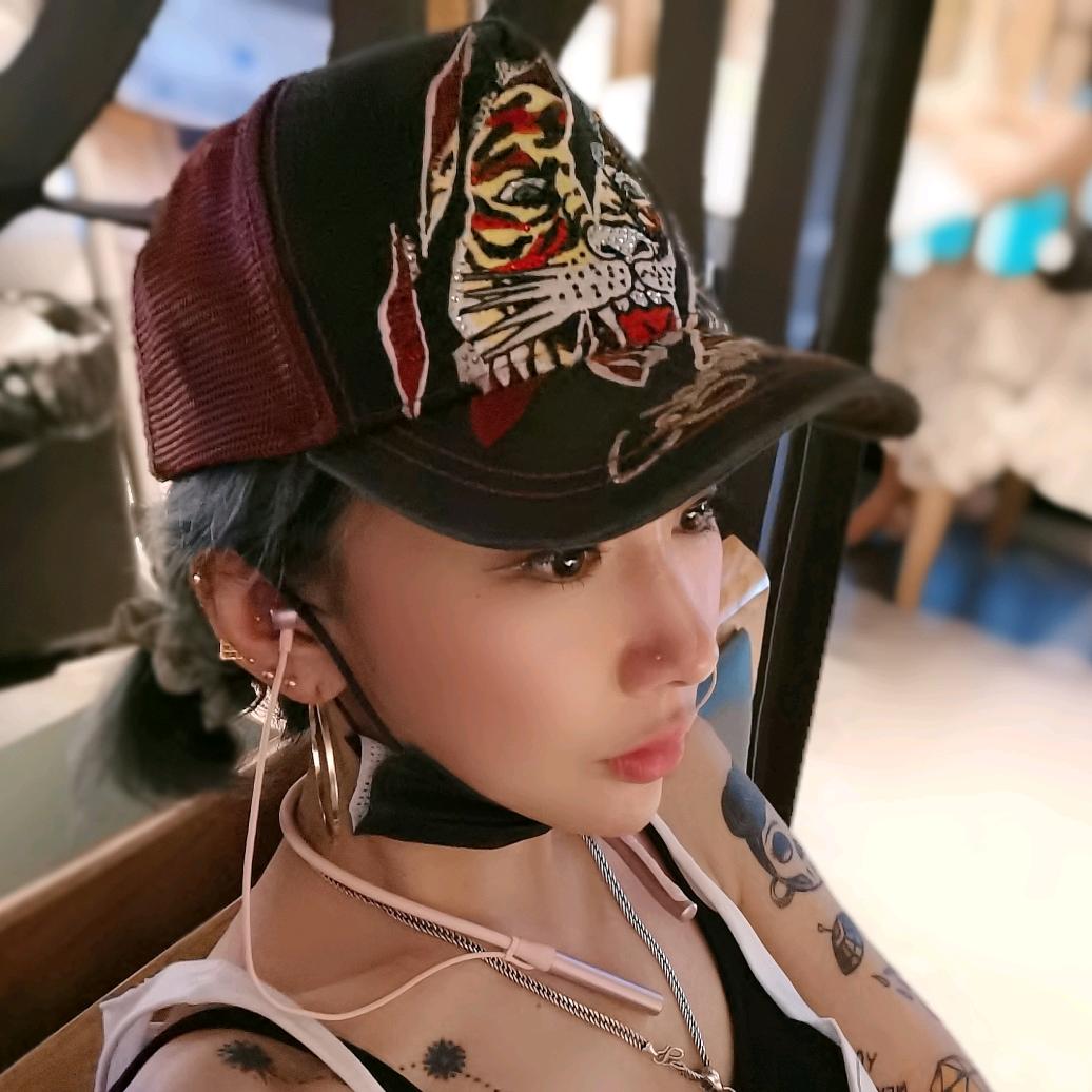 孙笑鹏（是个妞）