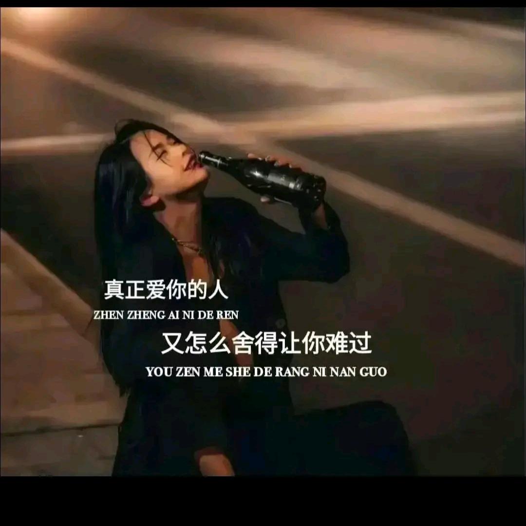 左手拿烟右手拿酒