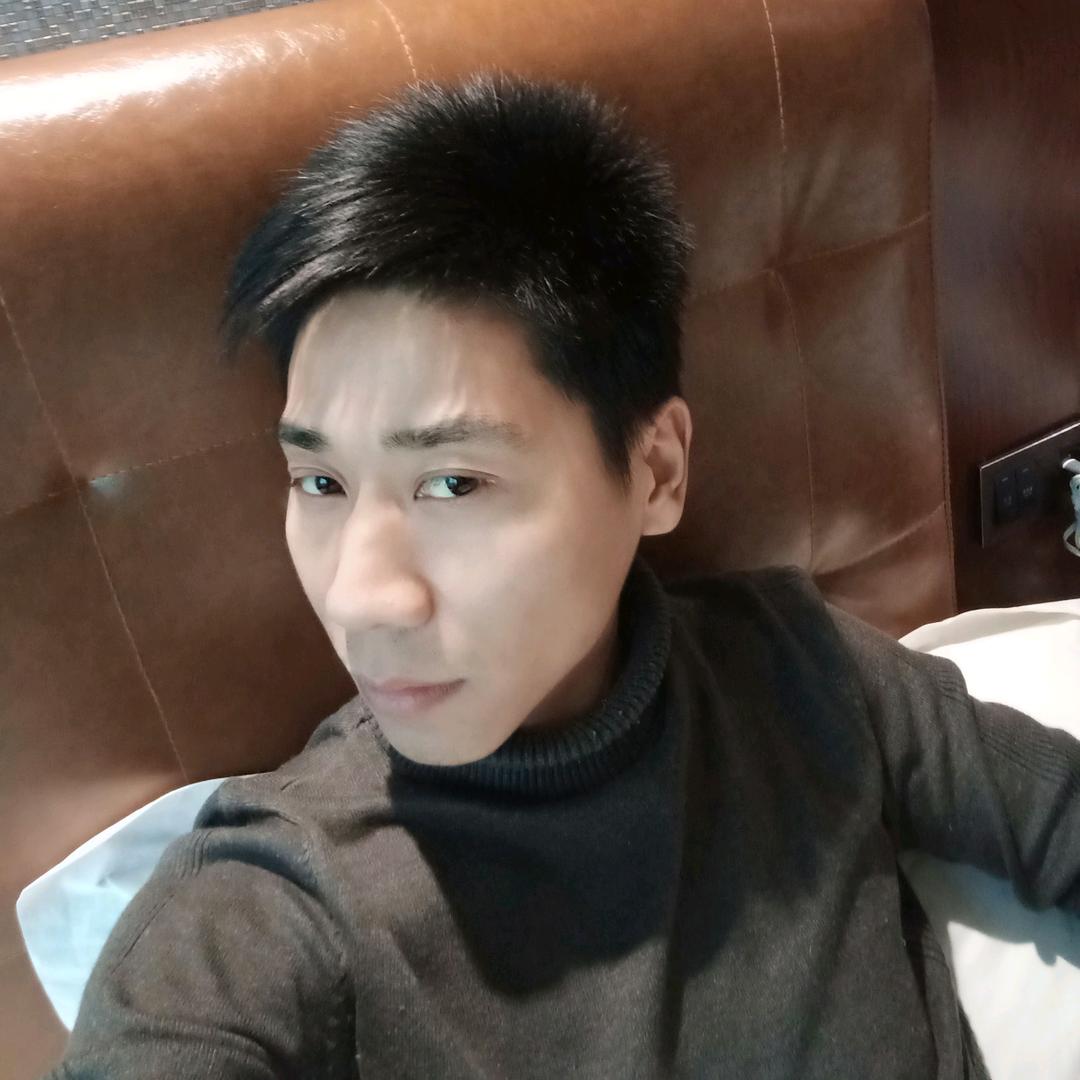 过着平凡的生活。