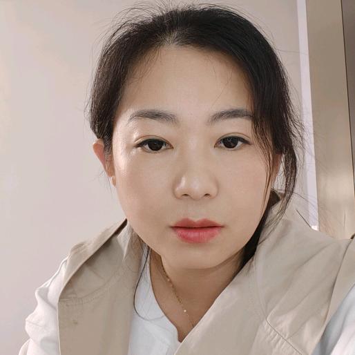 雅依服饰有限公司《苗慧》
