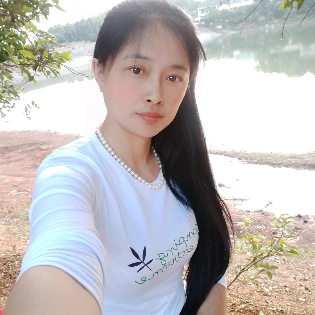 李  婷