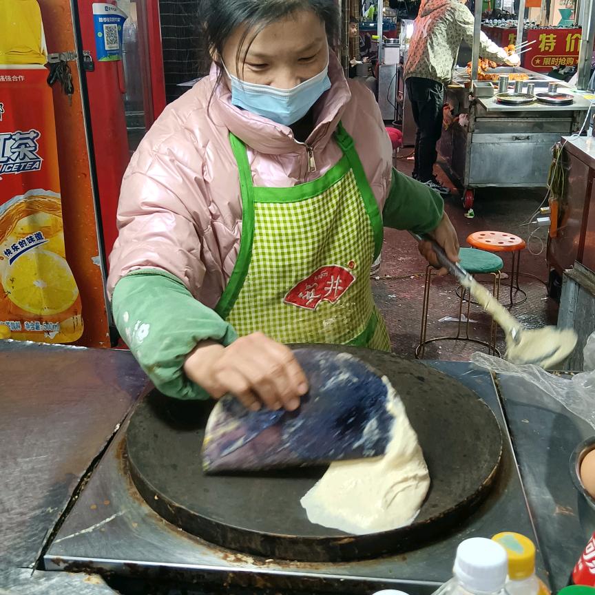 80后卖煎饼的小夫妻