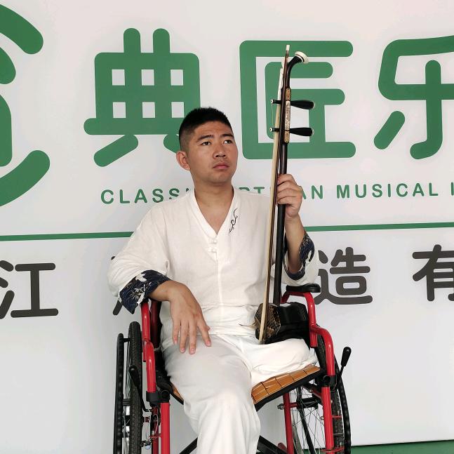 盲人硕硕拉二胡。