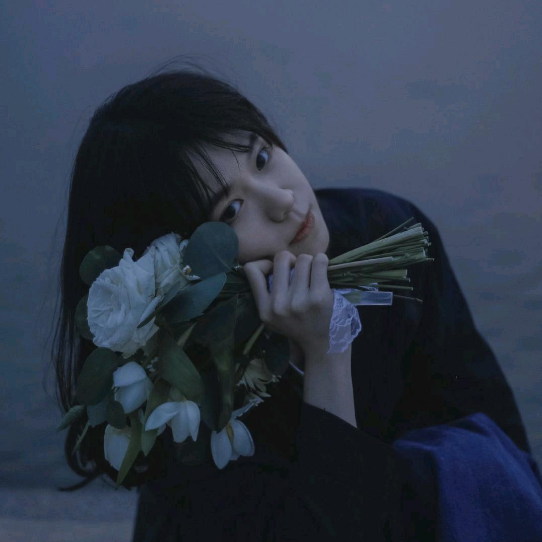 橄榄枝上的小蚂蚱